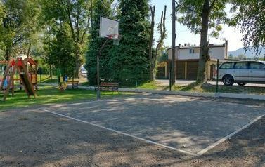Nawierzchnia asfaltowa na boisku do koszykówki przy ul. Wrzosowej