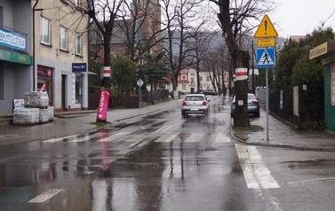 Przed przebudową drogi gminnej ul. Kościelnej widok na jezdnię i przejście dla pieszych