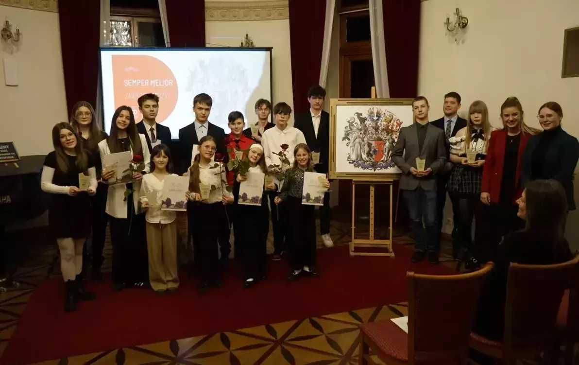 grupa ludzi w szkolnym wieku w sali balowej pozująca do zdjęcia