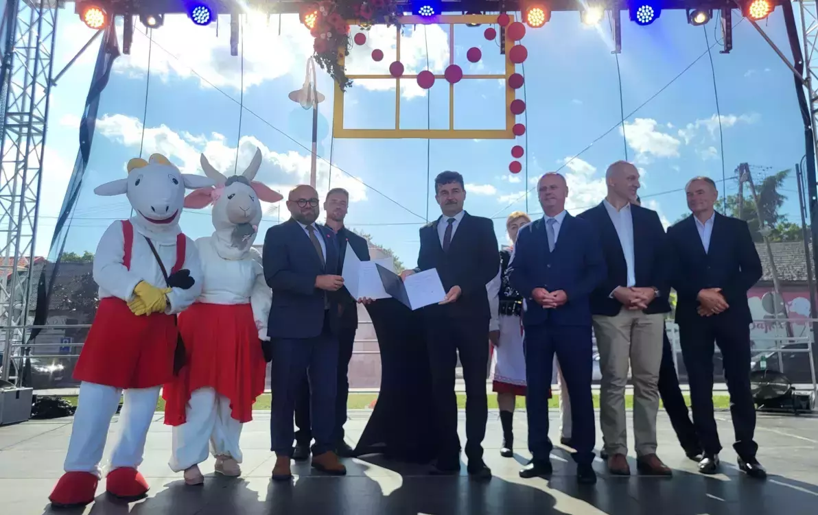 grupa ludzi stojąca na scenie