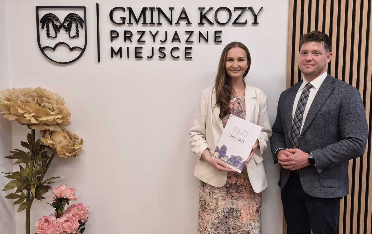 dwie osoby na tle herbu gminy kozy, kobieta i mężczyzna
