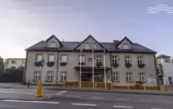 dwukondygnacyjny budynek urzędu przy ulicy 