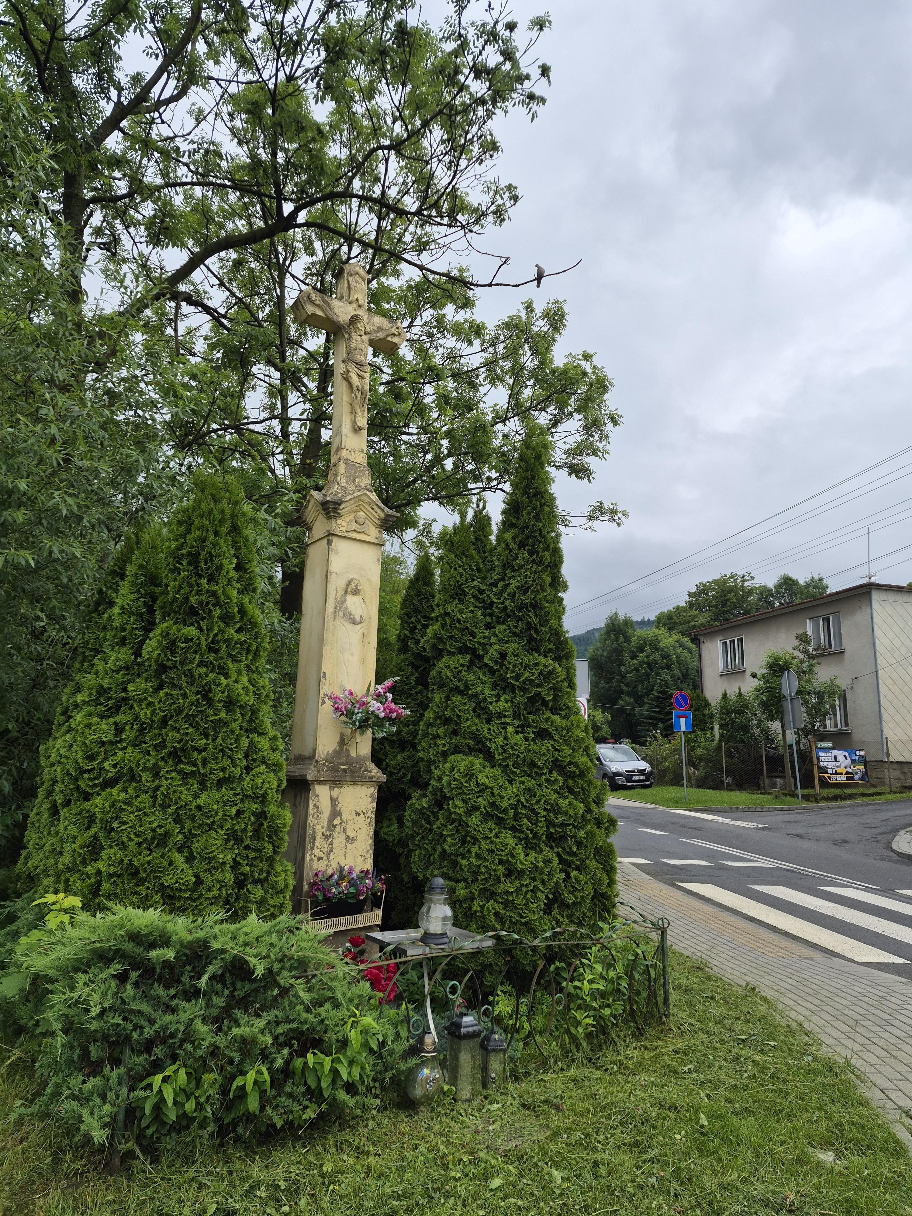 przydrożny krzyż z&nbsp;kamienia 