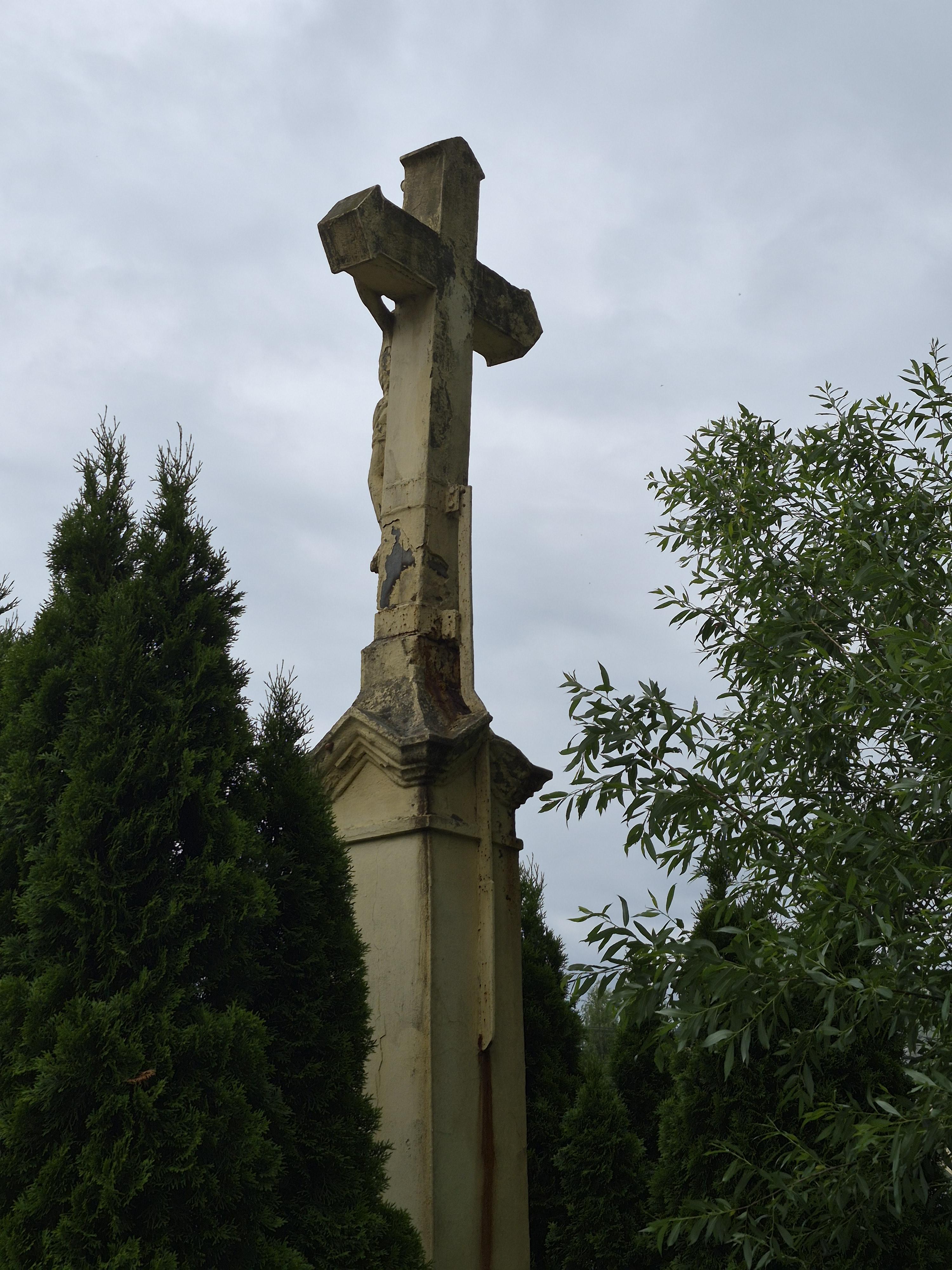przydrożny krzyż z&nbsp;kamienia