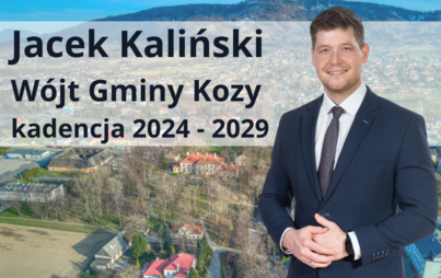 Jacek Kaliński Wójt Gminy Kozy kadencja 2024-2029 - mężczyzna w garniturze na tle zdjęcia miejscowości wykonanego z drona
