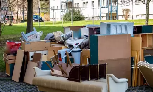 dawne meble i zuzyte sprzęty wystawione na podwórku 