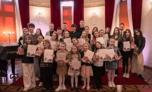 grupa ludzi w szkolnym wieku w sali balowej pozująca do zdjęcia