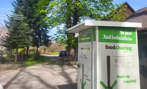 lodówka oklejona naklejkami a w tle wiodenne drzewa