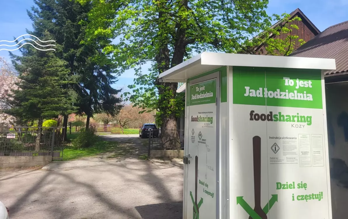 lodówka oklejona naklejkami a w tle wiodenne drzewa