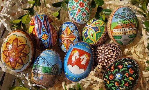 malowane jaka ułożone w kompozycji świątecznej