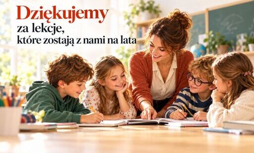 Nauczycielka i uczniowie wspólnie uczą się przy stole w jasnej klasie. U góry widnieje napis: „Dziękujemy za lekcje, które zostają z nami na lata”.