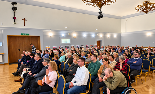 konferencja LOWe Story - plansza na różowym tle